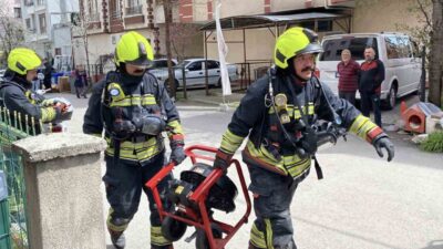 Bolu’da bir apartman dairesinde prizde unutulan saç kurutma makinesinden çıkan