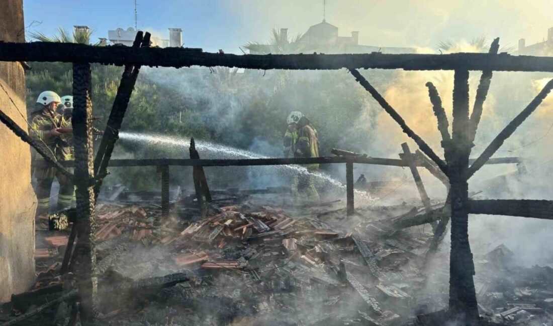 Karşıyaka ilçesindeki bir restoranda çıkan yangın, çatının bitişiğinde bulunan binaya