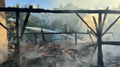 Karşıyaka ilçesindeki bir restoranda çıkan yangın, çatının bitişiğinde bulunan binaya