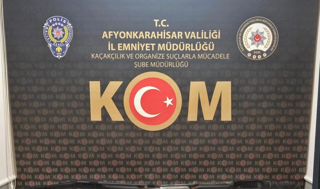 Afyonkarahisar’da silah satışı yaptıkları iddia edilen kişilere yönelik operasyonda adreslerine