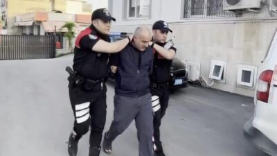 Adana’nın Yüreğir ilçesine bağlı Haydaroğlu Mahallesi’nde bir köpeğe işkence yaptığı