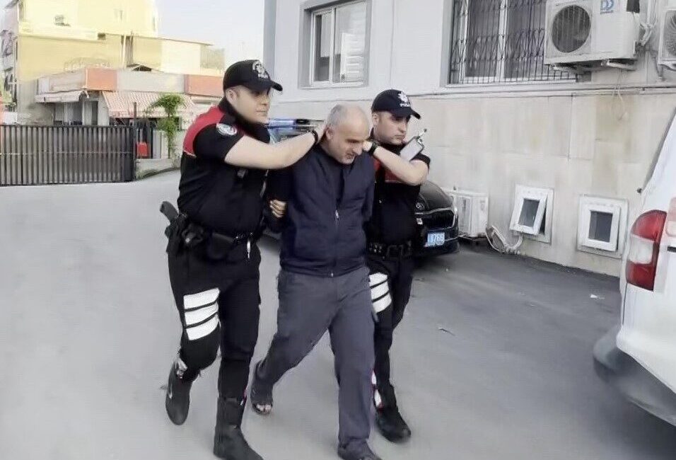 Adana’nın Yüreğir ilçesine bağlı Haydaroğlu Mahallesi’nde bir köpeğe işkence yaptığı