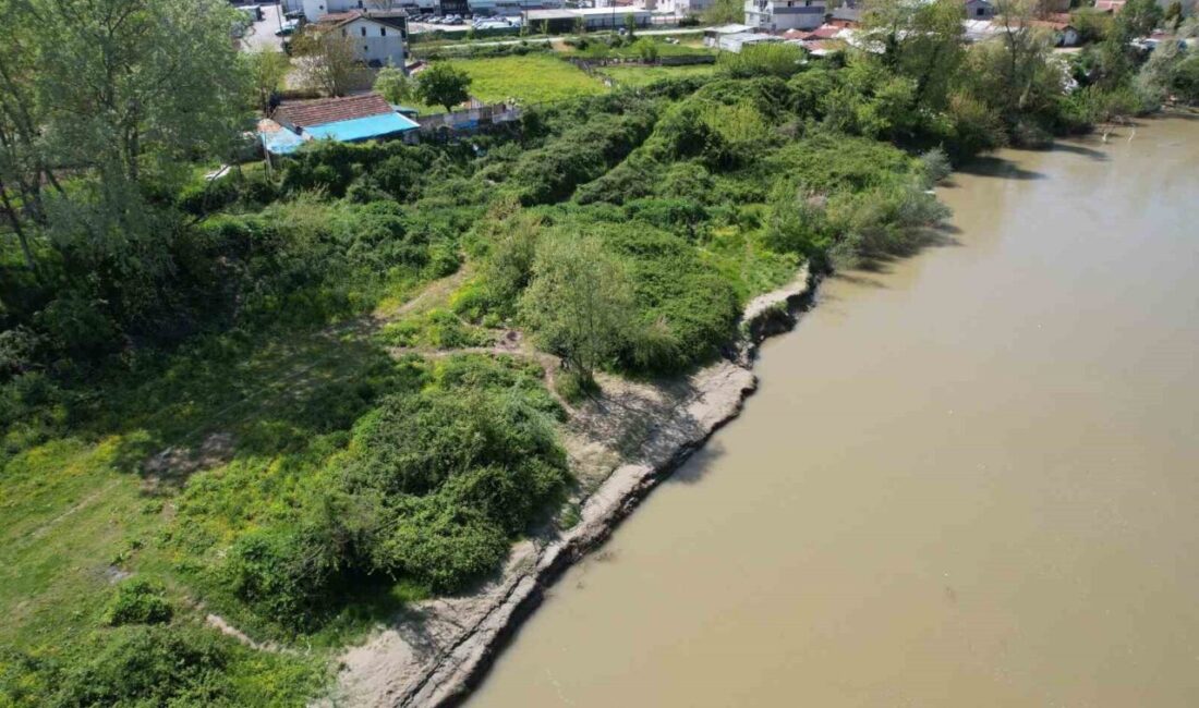 Sakarya Nehri’nde balık tutarken beline bağladığı ipin kopması sonucu akıntıya