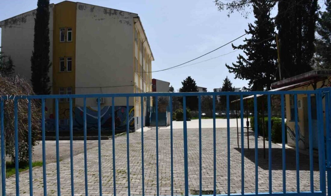 Siverek ilçesindeki okullarda bugün, dün yaşanan silahlı saldırı olayının etkisiyle