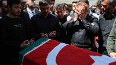 Kahramanmaraş’ta bir ortaokula gerçekleştirilen silahlı saldırıda öğrencilerini korumaya çalışırken hayatını