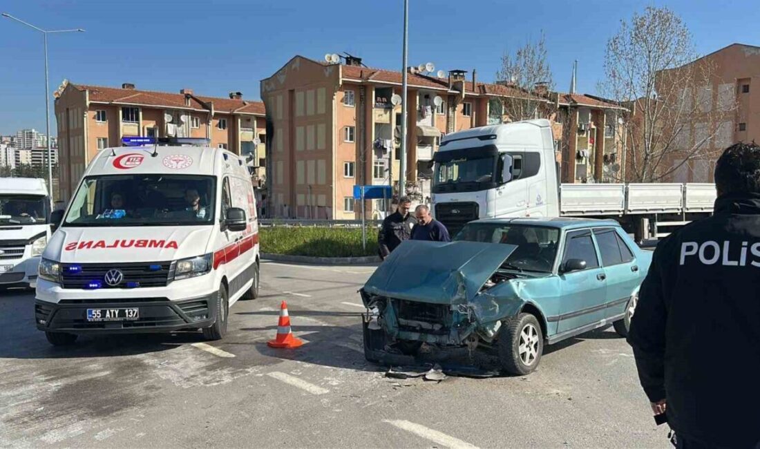 Samsun Şehir Hastanesi kavşağında otomobil ile Tofaş aracın çarpışması sonucunda