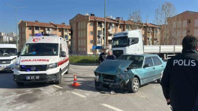 Samsun Şehir Hastanesi kavşağında otomobil ile Tofaş aracın çarpışması sonucunda