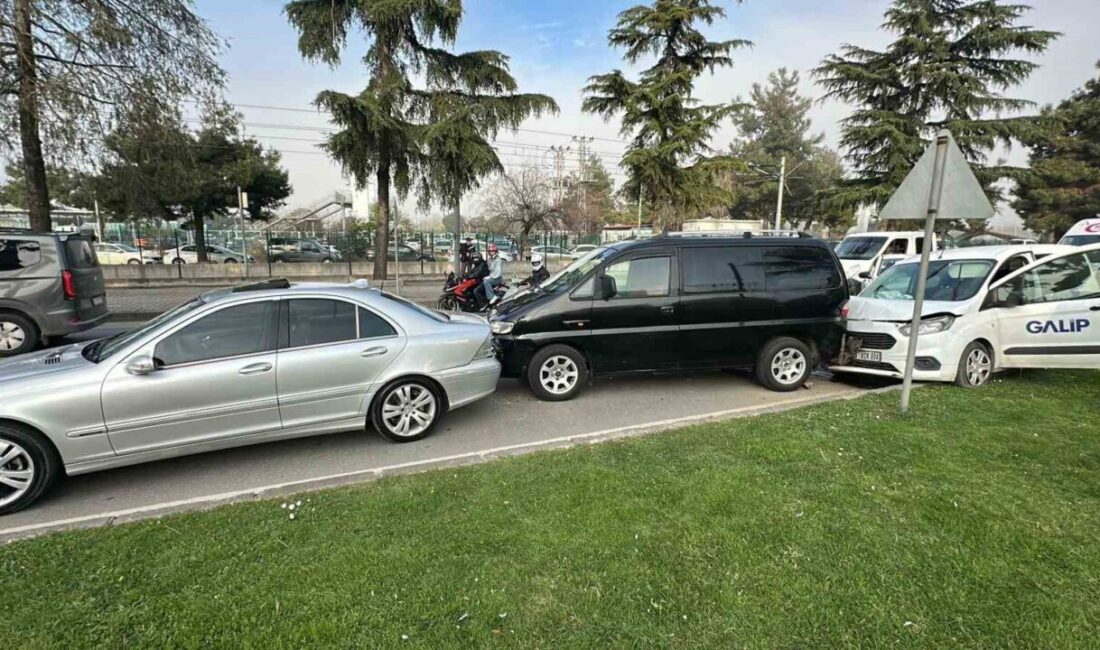 Samsun’un İlkadım ilçesinde dört aracın karıştığı zincirleme trafik kazasında üç