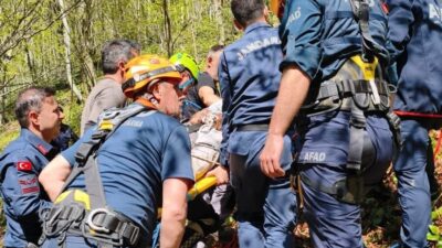 Samsun’un Atakum ilçesinde bir kişi, kayalıklardan düşerek yaralandı ve ekiplerin