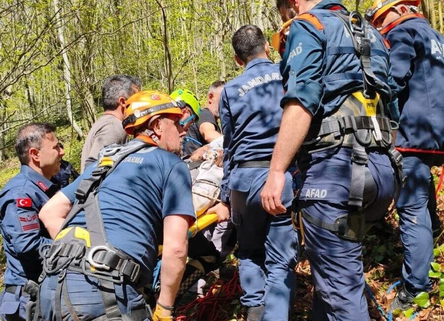 Samsun’un Atakum ilçesinde bir kişi, kayalıklardan düşerek yaralandı ve ekiplerin