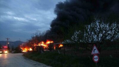 Samsun’un Atakum ilçesinde bir meyve deposunda yangın çıktı. Yangına müdahale