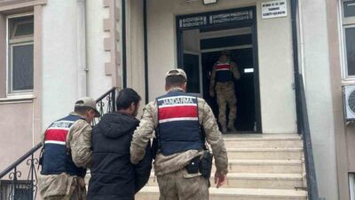 Şanlıurfa’nın Karaköprü ilçesinde, arama kararı bulunan 2 kişi, jandarma ekipleri