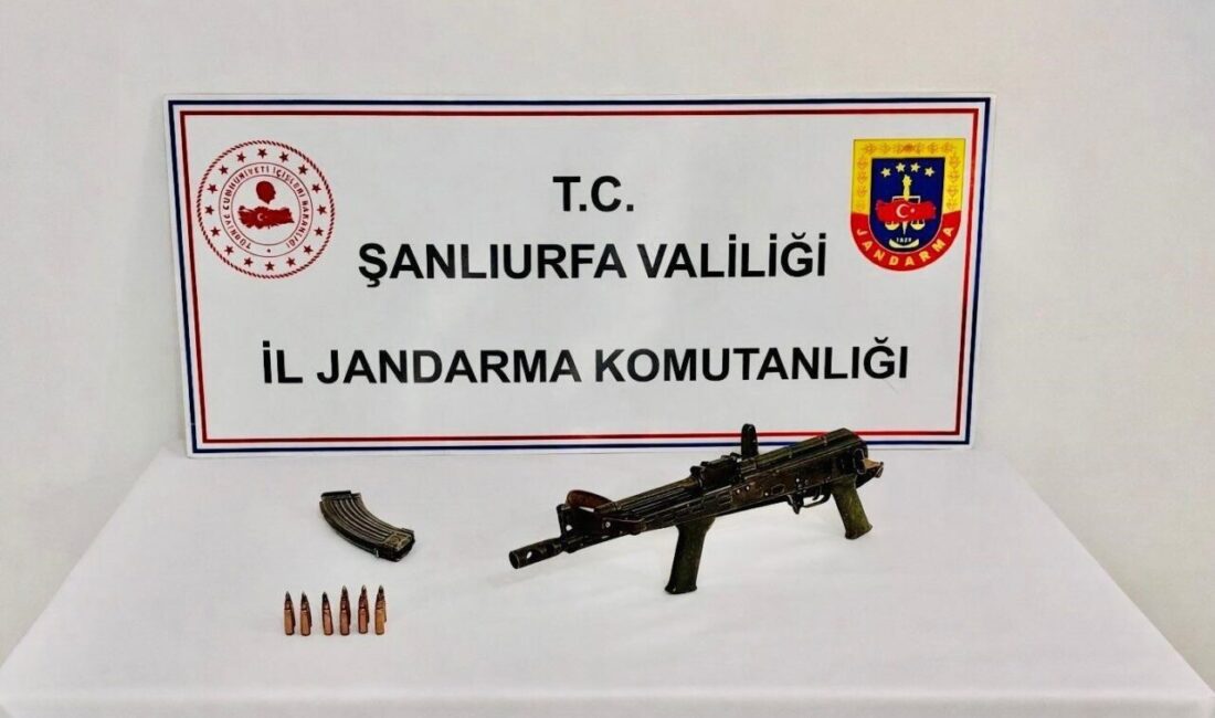 Şanlıurfa’nın Akçakale ilçesinde gerçekleştirilen bir operasyonda, bir şüphelinin evinde silah