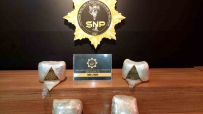 Şanlıurfa’da gerçekleştirilen operasyonda bir araçta 2 kilo 450 gram skunk
