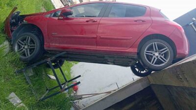 Elazığ’da bir sürücü, aracın direksiyon kontrolünü kaybederek şarampole uçtu. Kaza