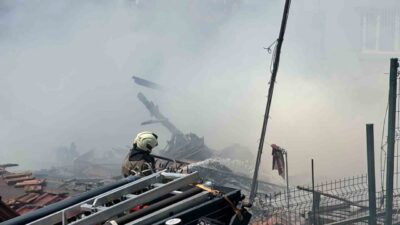 Sarıyer’deki bir gecekonduda yaşanan yangın mahalle sakinlerini korkuttu. Yangın sırasında