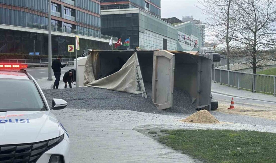 İstanbul’un Sarıyer ilçesinde, bir mıcır yüklü hafriyat kamyonunun devrilmesi sonucu