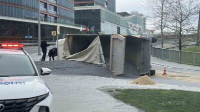 İstanbul’un Sarıyer ilçesinde, bir mıcır yüklü hafriyat kamyonunun devrilmesi sonucu