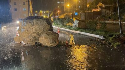 Hakkari’nin Şemdinli ilçesinde, şiddetli yağış sonucu yamaçtan kopan kaya parçaları