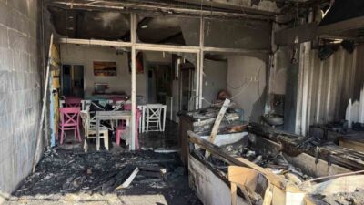 Antalya’nın Serik ilçesindeki bir yangında balıkçı dükkanı tamamen kullanılamaz hale