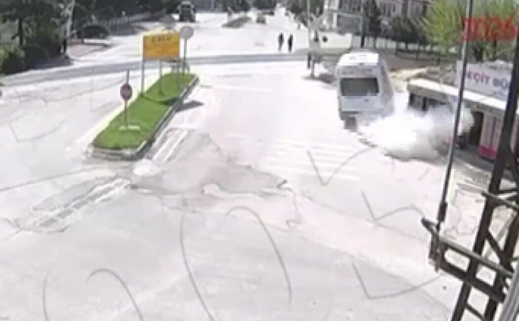 Amasya’da, hemzemin geçitten hemen önce meydana gelen olayda, bir servis