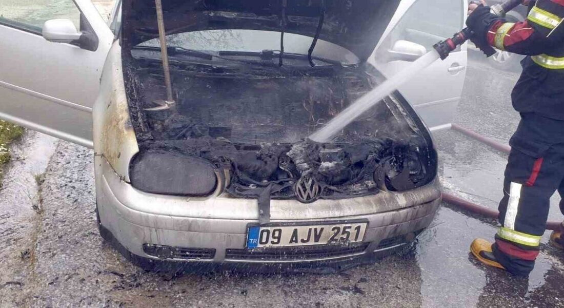 Kuşadası ilçesinde bir otomobilde seyir halindeyken çıkan yangın, itfaiye ekipleri