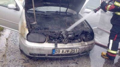 Kuşadası ilçesinde bir otomobilde seyir halindeyken çıkan yangın, itfaiye ekipleri