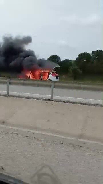 Bursa’da, Karacabey-Bandırma istikametinde seyir halindeki bir otomobilde meydana gelen yangın