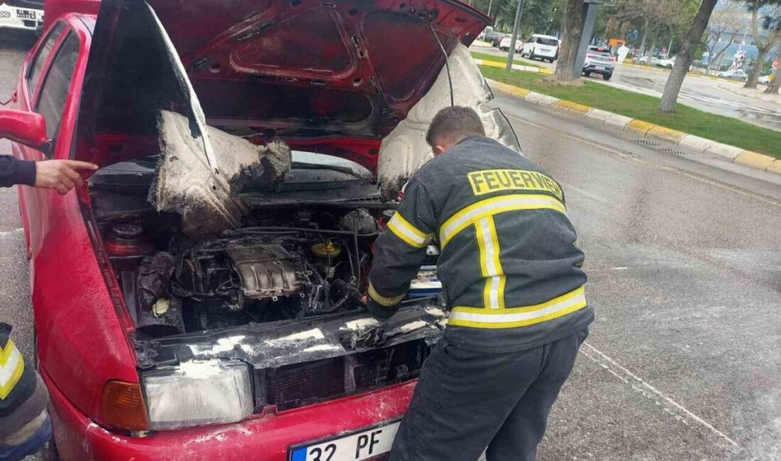 Isparta’da seyir halindeyken motor kısmından alev alan bir otomobil, itfaiye