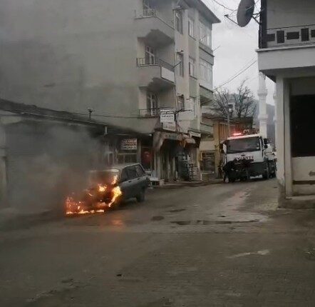 Hanönü ilçesinde seyir halindeyken alev alan bir otomobil kullanılamaz duruma
