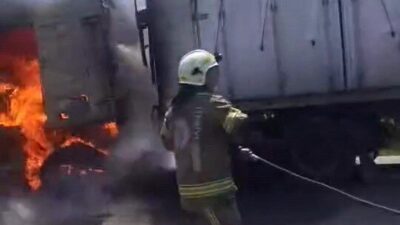 Bursa’nın İnegöl ilçesinde seyir halindeki bir tırın alev aldığı bildirildi.