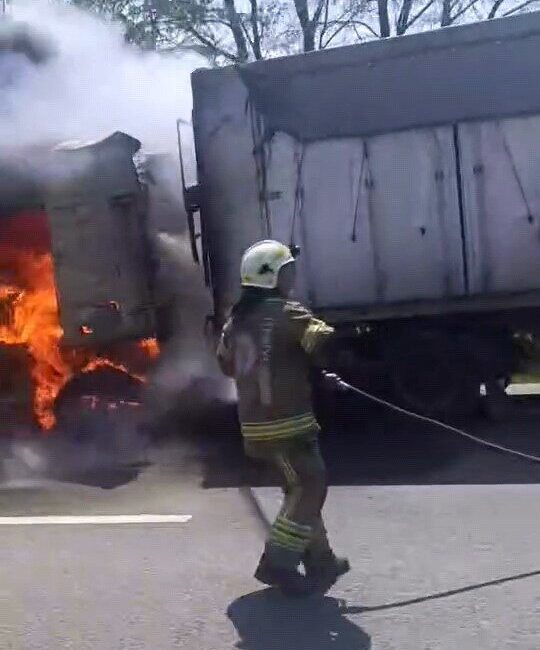 Bursa’nın İnegöl ilçesinde seyir halindeki bir tırın alev aldığı bildirildi.
