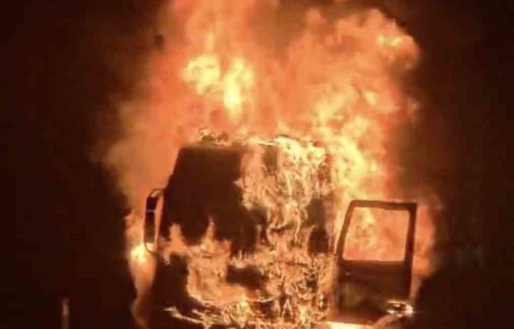Mersin’in Tarsus ilçesinde seyir halindeki bir tırın aniden alev almasıyla