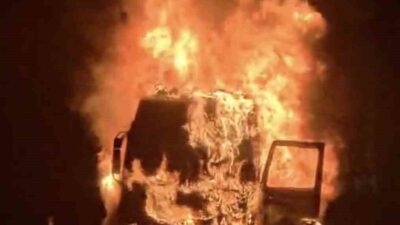 Mersin’in Tarsus ilçesinde seyir halindeki bir tırın aniden alev almasıyla