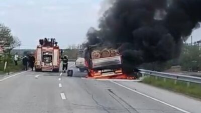 Samsun’un Bafra ilçesinde, tomruk dolu bir kamyonun hareket halindeyken çıkan