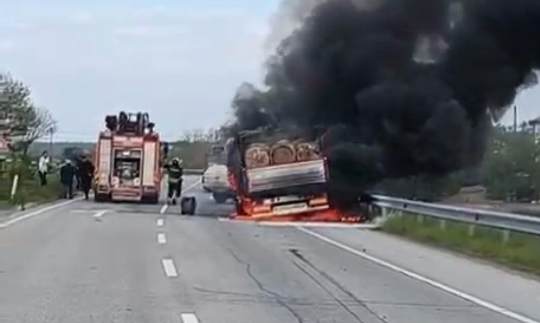 Samsun’un Bafra ilçesinde, tomruk dolu bir kamyonun hareket halindeyken çıkan