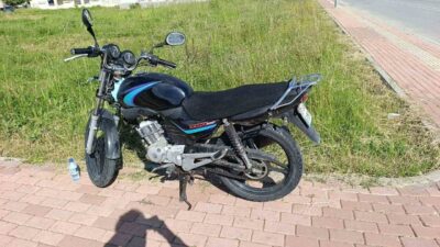 Manavgat ilçesinde seyir halindeki bir motosikletin devrilmesi sonucu meydana gelen