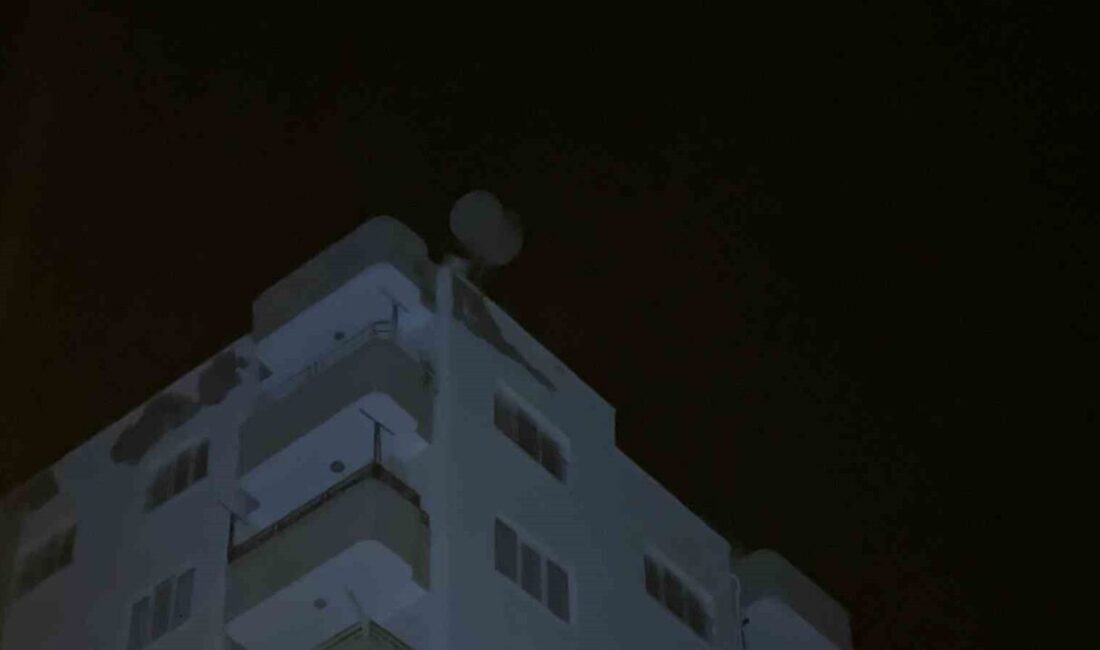 Osmaniye’de akşam saatlerinde şiddetini artıran fırtına, kentte olumsuz etkilere yol