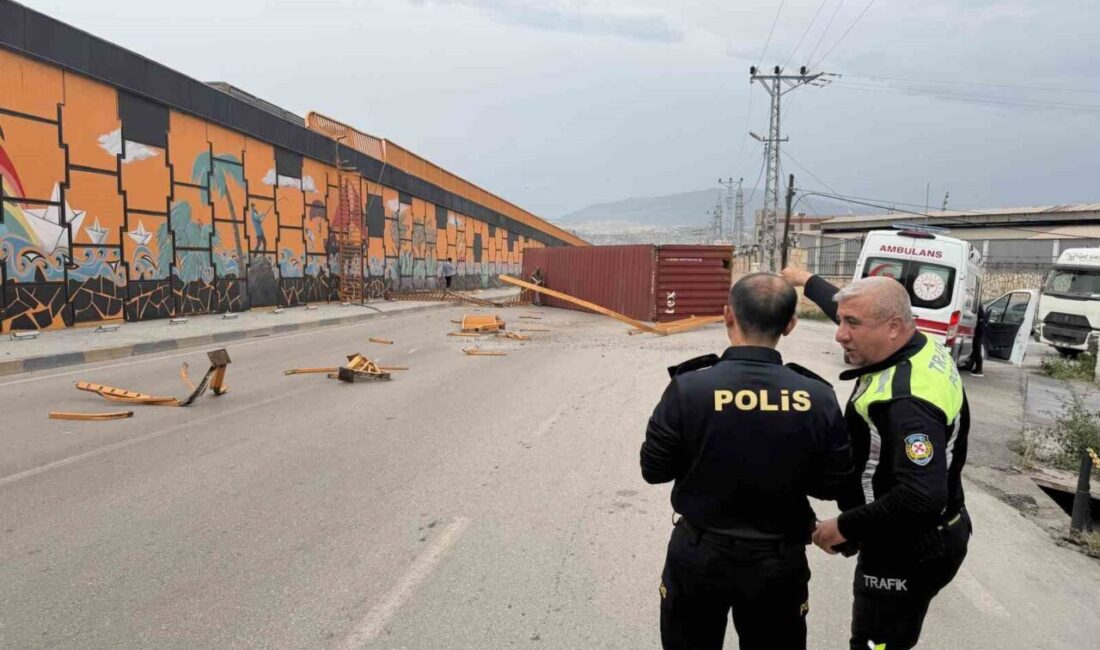 İskenderun ilçesinde meydana gelen şiddetli fırtına, seyir halindeki bir tırda