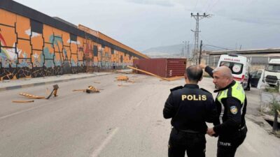 İskenderun ilçesinde meydana gelen şiddetli fırtına, seyir halindeki bir tırda