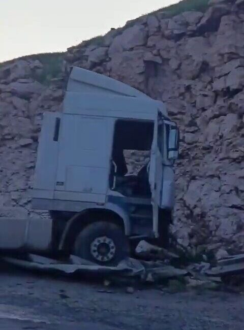 Siirt-Batman kara yolunda meydana gelen bir trafik kazasında, bir tırın
