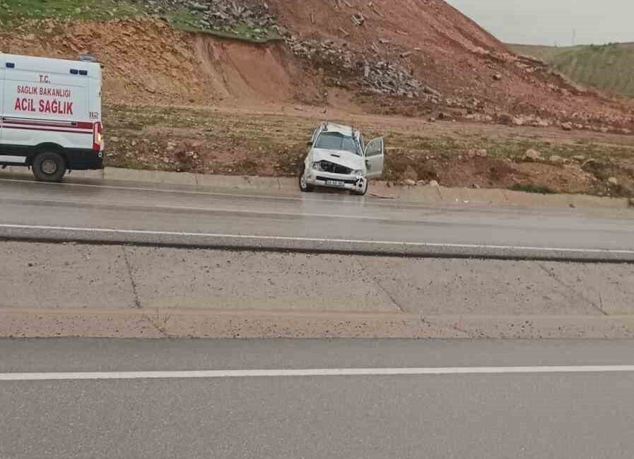 Siirt’in Kurtalan ilçesinde meydana gelen trafik kazasında, aracın takla atması