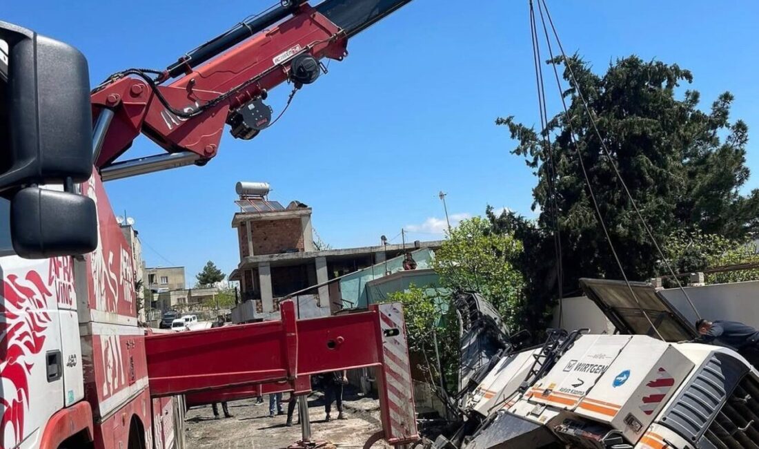Siirt’te Barış Mahallesi’nde gerçekleştirilen asfalt yenileme çalışmaları sırasında, bir iş