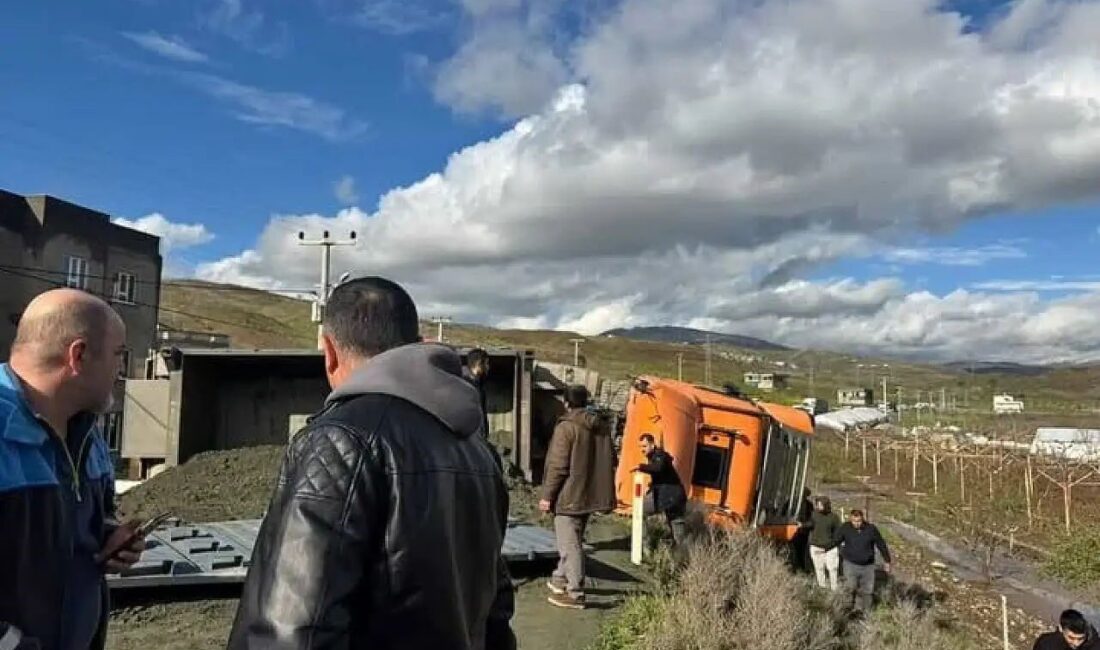Siirt-Şirvan karayolunda seyreden bir kamyonun devrilmesi sonucunda trafik akışı durma