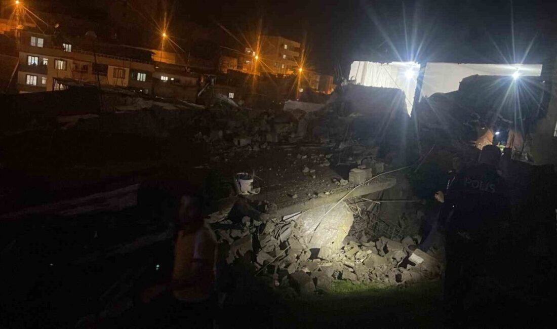 Siirt’te meydana gelen şiddetli yağışlar sonrasında terkedilmiş bir bina çöktü.