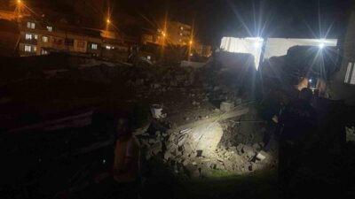 Siirt’te meydana gelen şiddetli yağışlar sonrasında terkedilmiş bir bina çöktü.