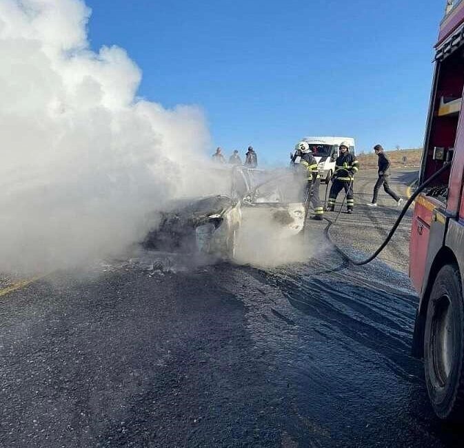 Siirt ilinde bir aile, seyir halindeyken bulundukları otomobilin aniden alev