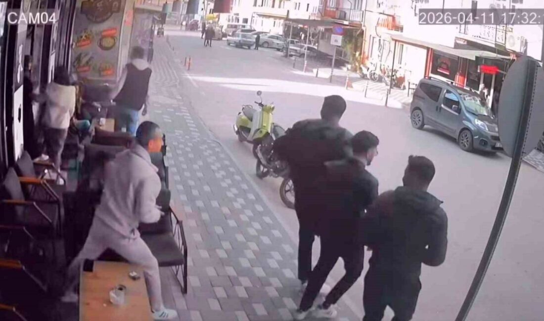 Simav ilçesinde meydana gelen 4,8 büyüklüğündeki depreme ait güvenlik kamerası