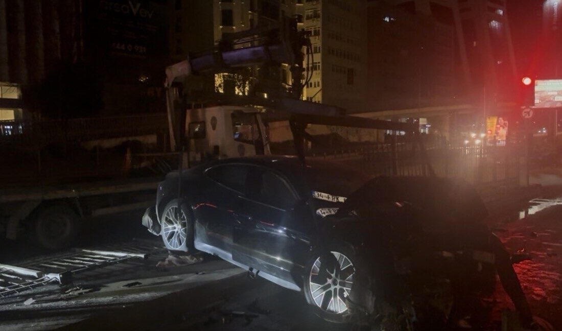 Şişli ilçesinde bir lüks otomobil, direksiyon kontrolünü kaybederek bariyere çarptı