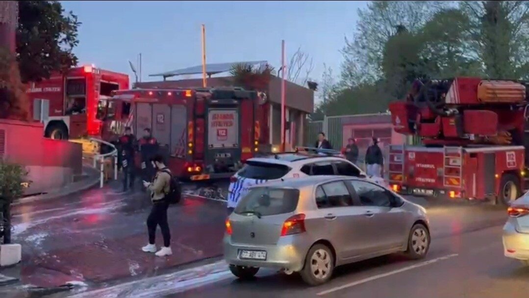 Şişli ilçesinde bulunan bir plazanın otoparkında, park halindeki elektrikli araçta